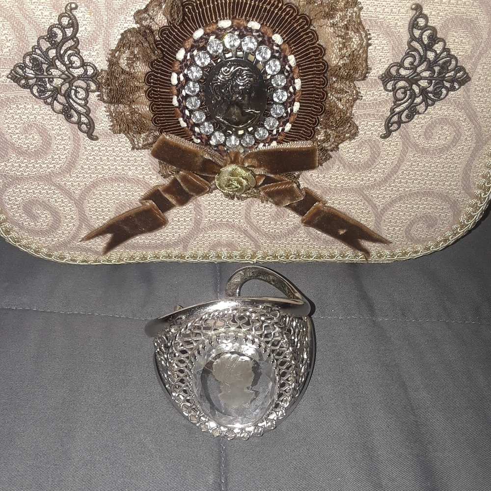 Cameo purse/make-up bag and bracelet - Picture 6 of 16
